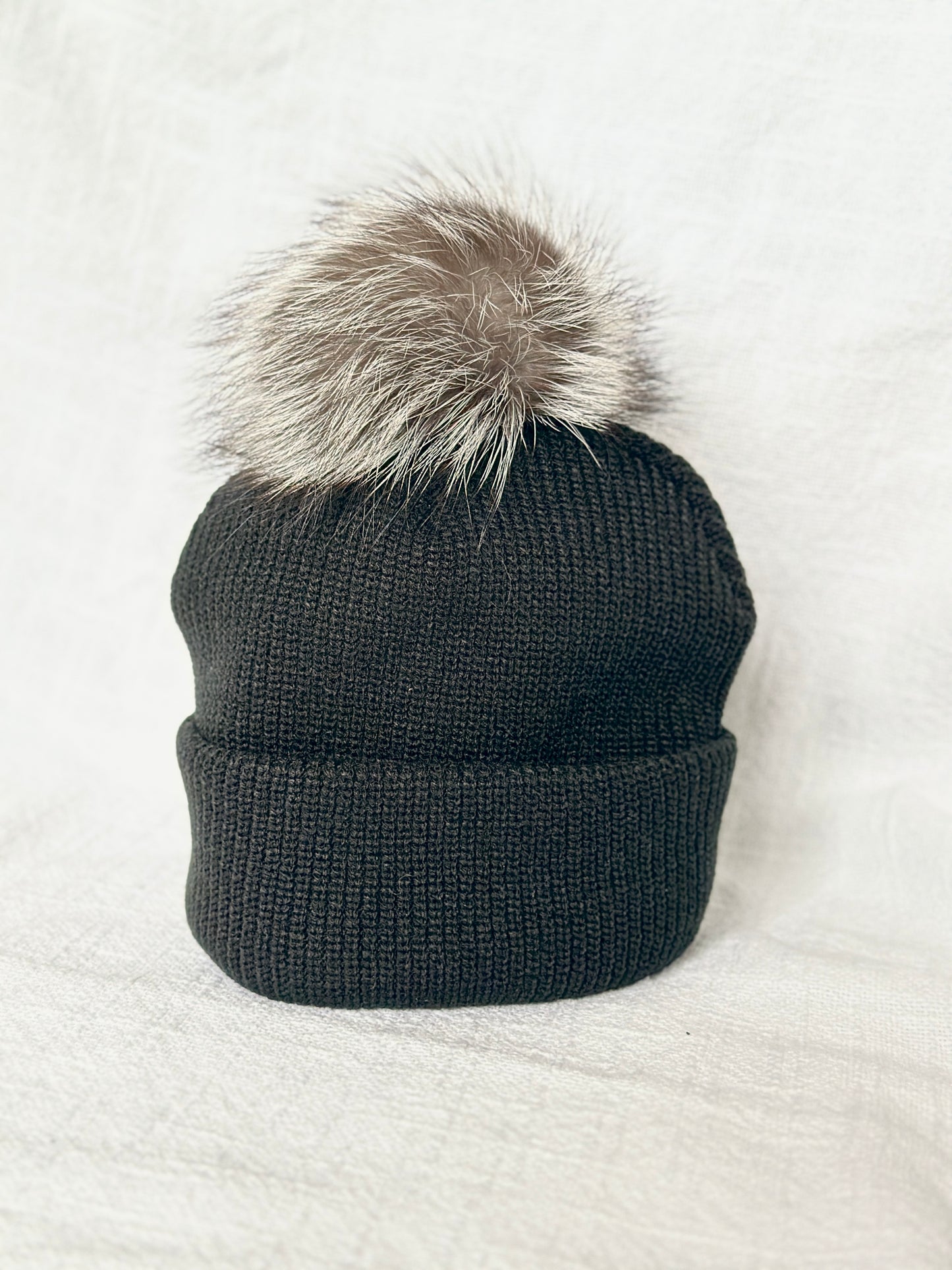 Beanie w Silver Fox Pom