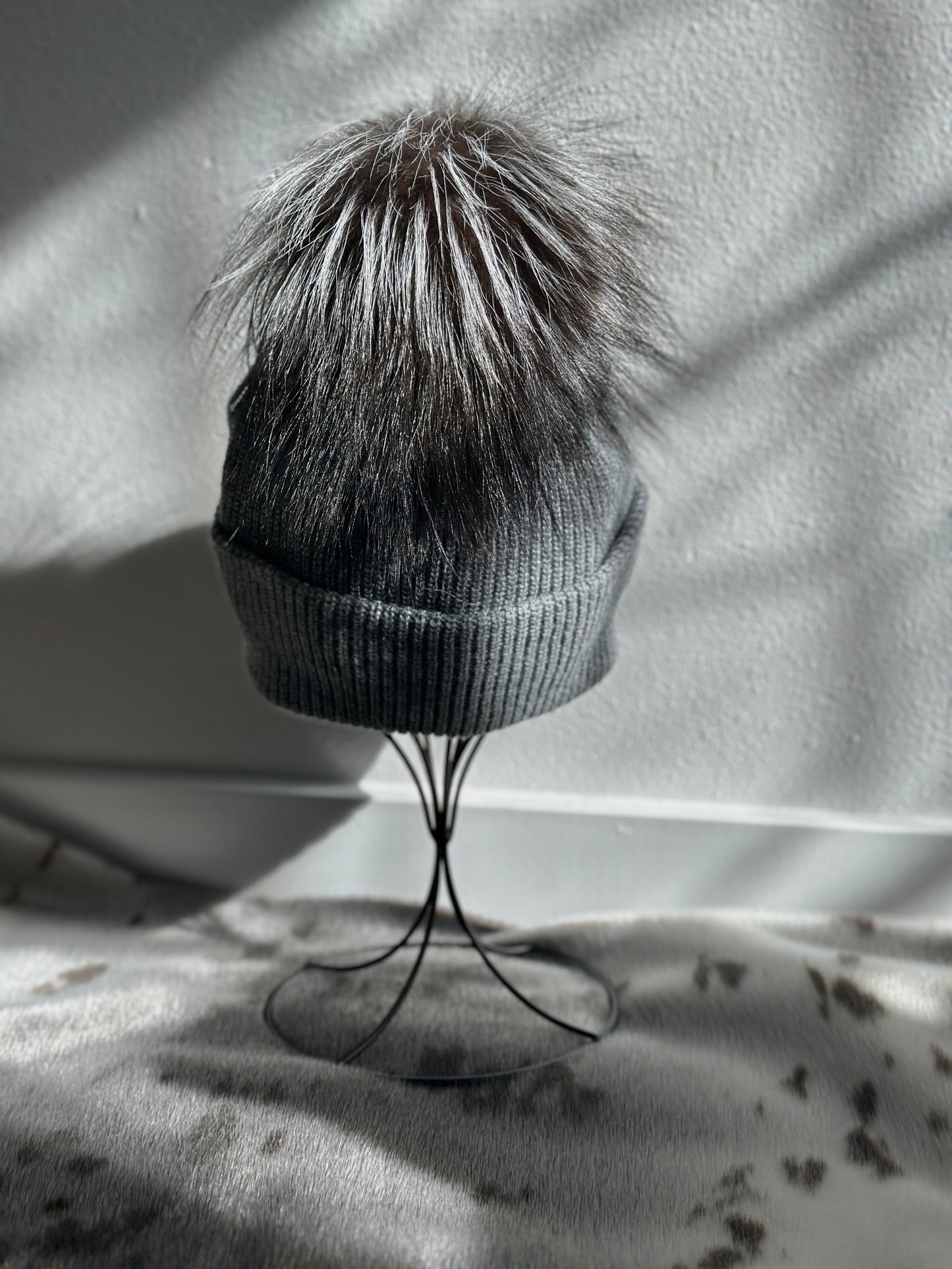 Beanie w Silver Fox Pom