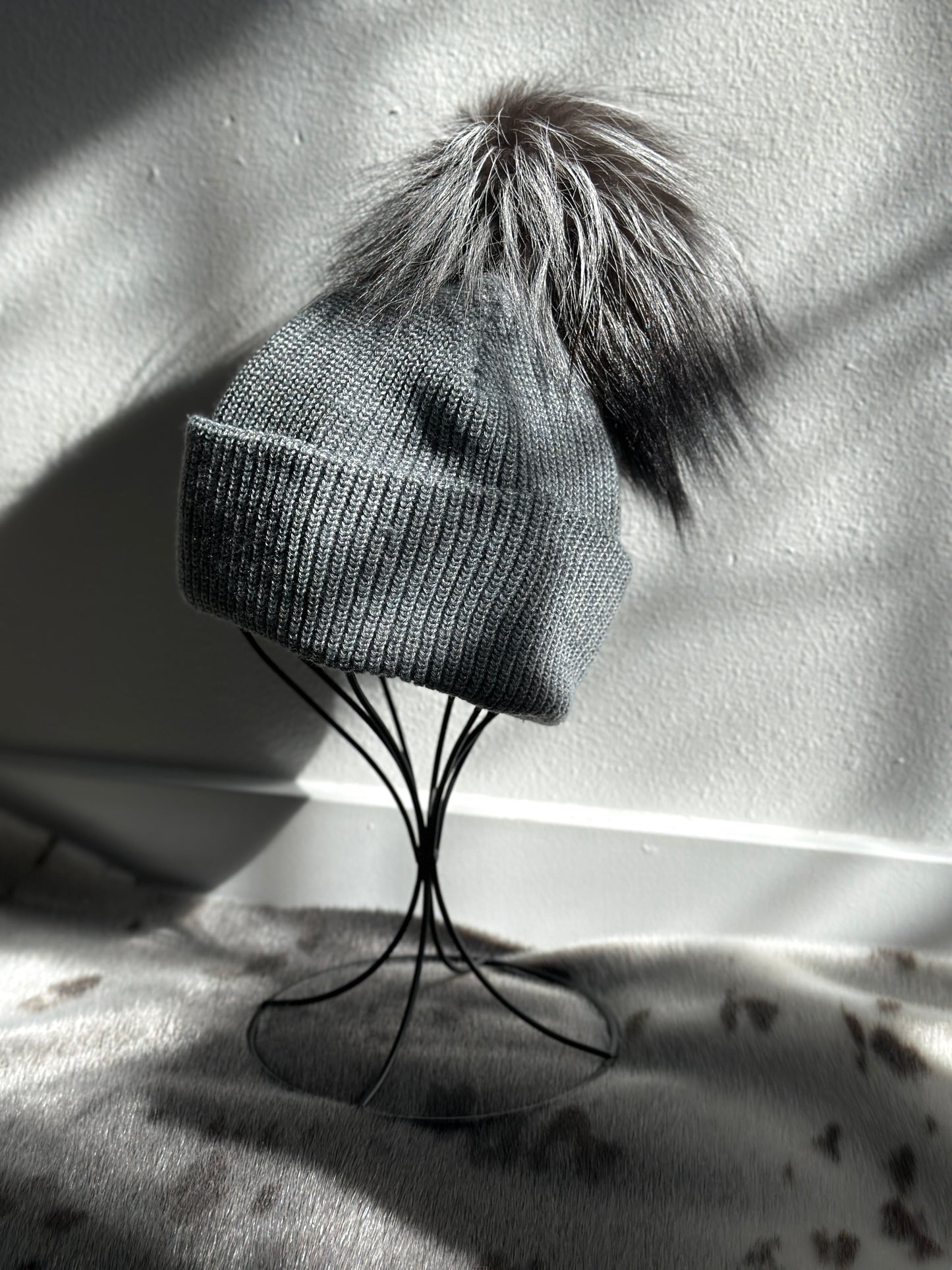 Beanie w Silver Fox Pom