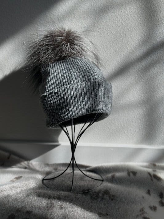 Beanie w Silver Fox Pom