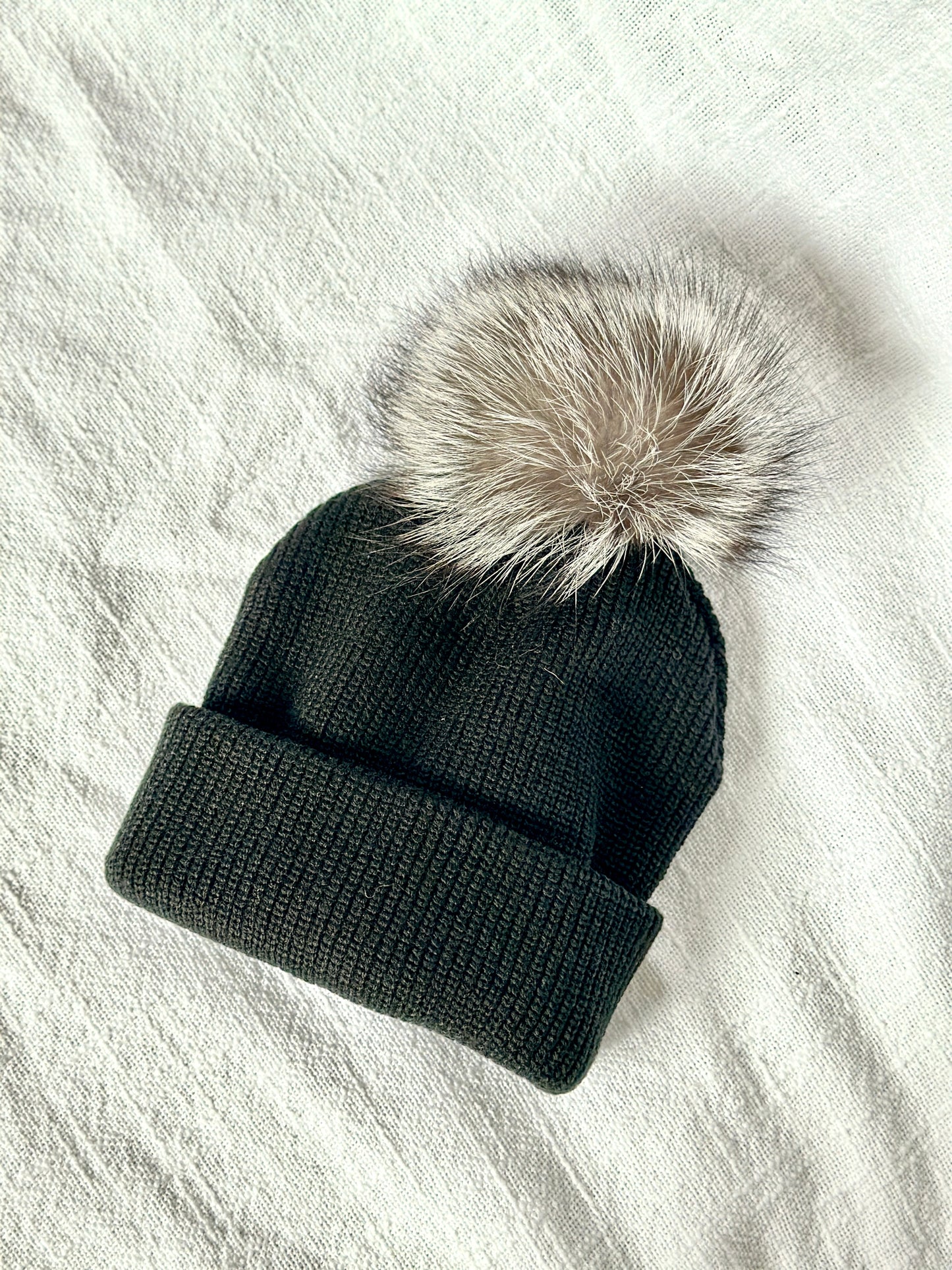 Beanie w Silver Fox Pom