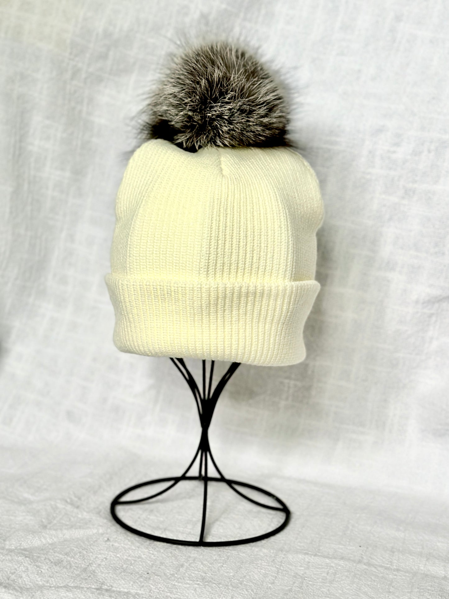 Beanie w Silver Fox Pom