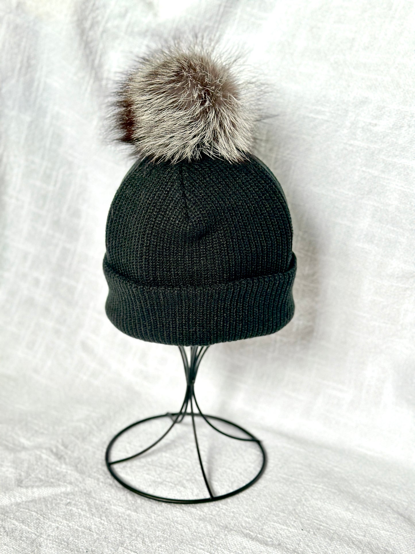 Beanie w Silver Fox Pom