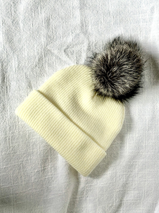 Beanie w Silver Fox Pom